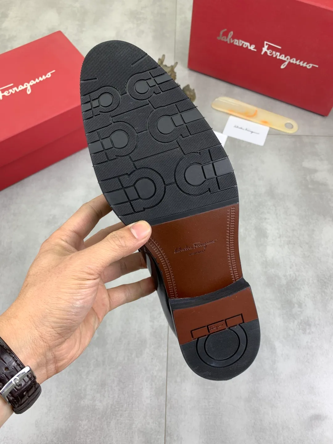 Men's Men's Shoes 💰P480💰[New Style] Water-dyed Niuli 🆘[Salvatore Ferragamo] Ferragamo's latest casual business leather shoes for men! Available at counters simultaneously! The fabric is made of specially imported original calfskin, and the interior is made of imported water-dyed cowhide. It is absolutely luxurious and leads the fashion trend. Matching code: 39-44, black optional